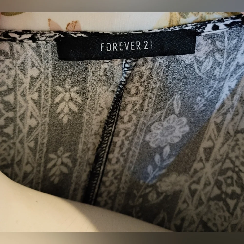 Forever 21 Women's Black and White Floral Pattern Deep V-neck Maxi Dress - Picture 9 of 9